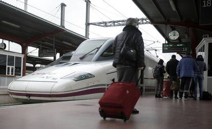 Tren AVE estacionado en la estación de Chamartín en Madrid.