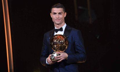 Cristiano Ronaldo con su quinto Balón de Oro.