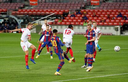 De Jong remata durante el partido de Liga en el Camp Nou esta temporada.