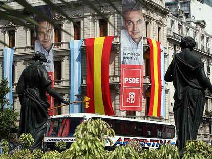 Propaganda electoral del PSOE, con la imagen de Zapatero, en un edificio del centro de Buenos Aires.