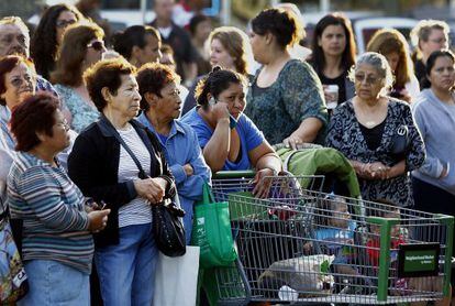 Hispanos frente a una tienda Wal-Mart de California.