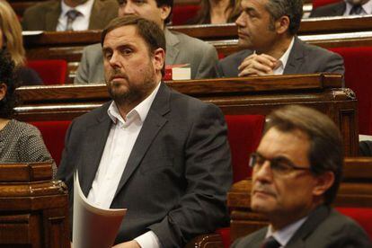 Oriol Junqueras (ERC) y Artur Mas (CiU) en el Parlament.