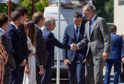 El rey Felipe VI saluda al lehendakari, Iñigo Urkullu, en presencia de Pedro Sánchez, este domingo en Ermua.