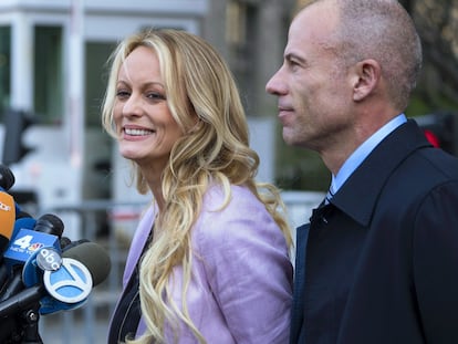 Stormy Daniels se dirige a los medios de comunicación en Nueva York, en abril de 2018.