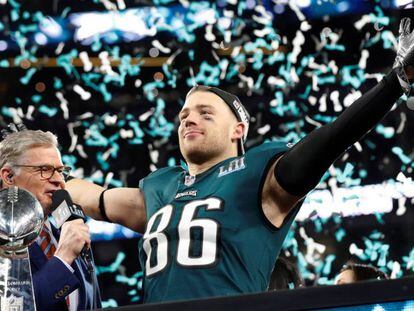 Zach Ertz celebra el triunfo.