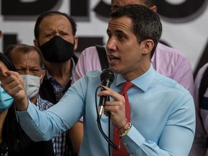 Juan Guaidó, atendiendo a los medios de comunicación en Caracas, este lunes.