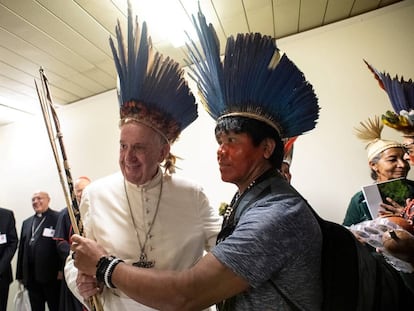 El Papa Francisco se reúne con indígenas de la Amazonía en el Vaticano.  