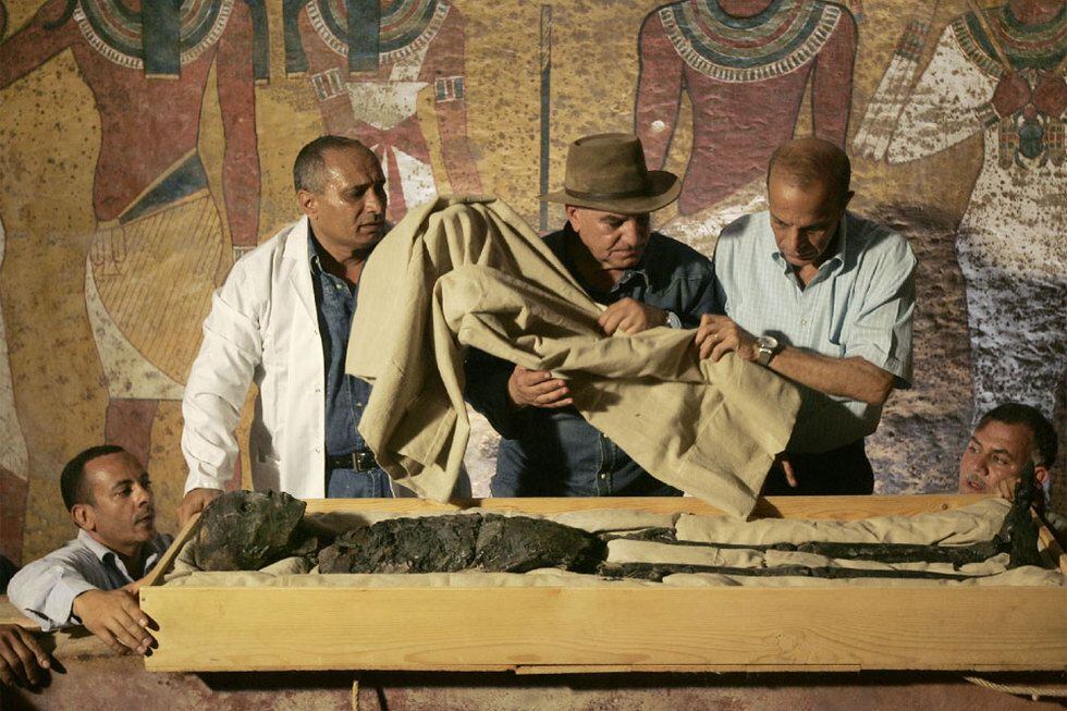 Zahi Hawass, en el centro, supervisa el traslado de la momia de Tutankamón, en junio de 2007.