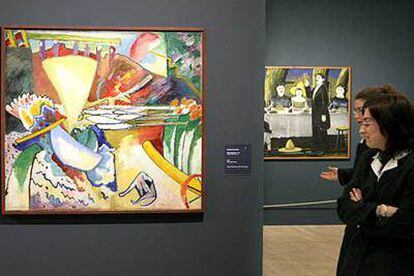 Una vista de la exposición en el Museo Thyssen-Bornemisza, con obras de Wassily Kandinsky, izquierda, y de Niko Pirosmanashvili.