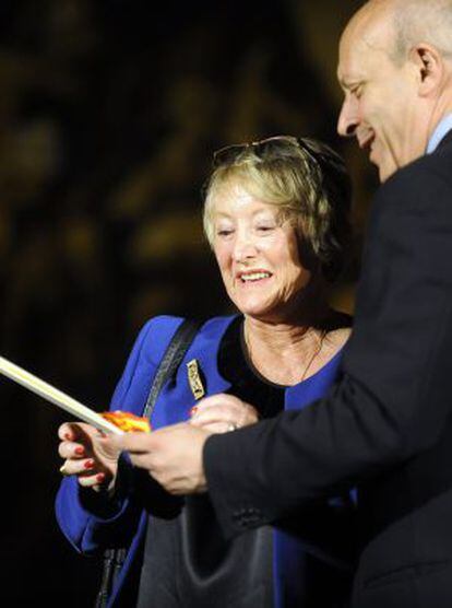 Yvonne Blake recibe el premio Nacional de Cinematografía de manos del ministro Wert.