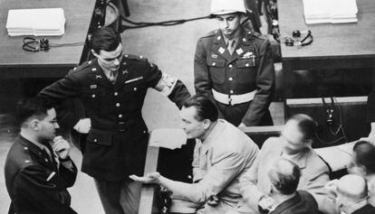 Hermann Göring dialoga con un oficial durante el juicio a los principales criminales de guerra.