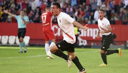 Cristian Gonz&aacute;lez celebra su gol al Almer&iacute;a.  