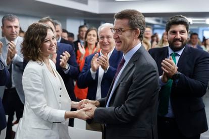 La presidenta de la Comunidad de Madrid, Isabel Díaz Ayuso saluda al presidente del Partido Popular, Alberto Núñez Feijóo, durante la Junta Directiva Nacional del PP en Madrid, el pasado junio.