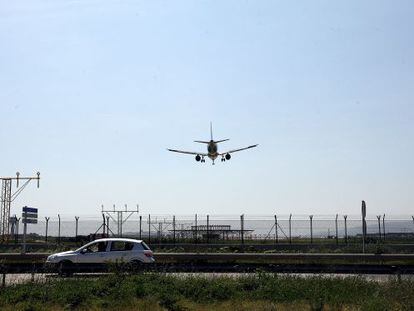 Un avi&oacute;n aterriza en el Aeropuerto de El Prat, Barcelona.