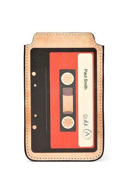 Para los más melómanos esta funda-cassette de cuero de Paul Smith. (150 euros aprox.)
