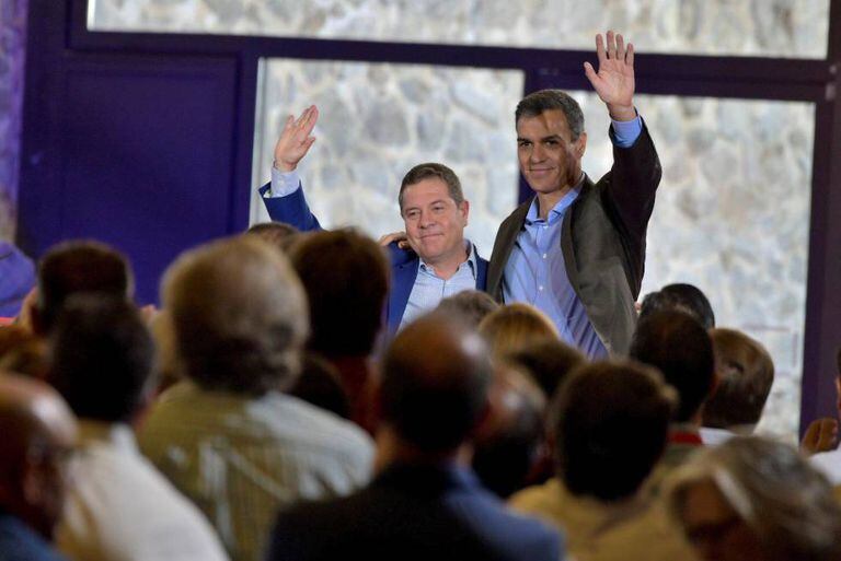 El presidente del Gobierno en funciones Pedro Sánchez, junto al presidente de Castilla La- Mancha Emiliano García- Page, en el Consejo de Política Municipal celebrado en Toledo.