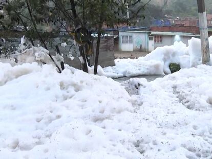 Espuma tóxica invade las calles de Soacha en Colombia