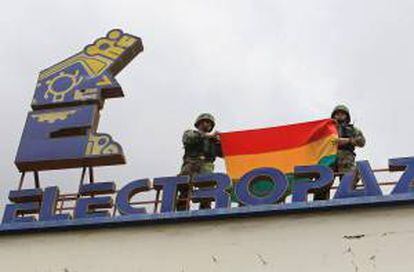 Agentes bolivianos custodian una de las principales oficinas de la distribuidora Electropaz, una de las cuatro empresas propiedad de la española Iberdrola nacionalizadas por el Gobierno de Bolivia. EFE/Archivo