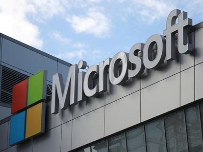 Logo de Microsoft en un edificio de California.