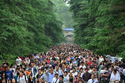 Una multitud de turistas visita un resort durante la Golden Week en Nanjing, provincia de Jiangsu (China). 