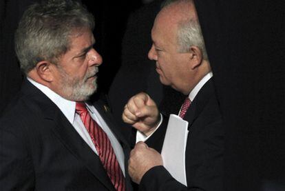 El presidente brasileño, Luiz Inácio Lula da Silva, conversa con el ministro español de Exteriores, Miguel Ángel Moratinos, durante la cumbre de Río.