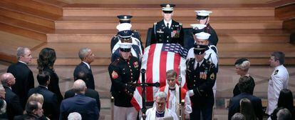 El f&eacute;retro de John McCain sale de la catedral de Washington tras su funeral el pasado 1 de septiembre, al que asistieron los expresidentes Clinton, Bush y Obama.