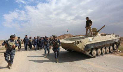 Fuerzas de la policía iraquí toman posición en el pueblo de Rashad, al sur de Kirkuk, en Irak, este viernes.