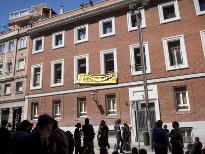 Vista del edificio de la calle Gobernador con el Paseo del Prado de Madrid.