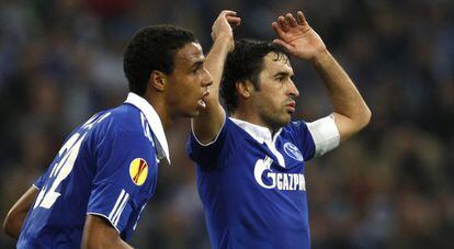 Raúl se lamenta de una jugada ante el Twente, al que eliminaron el jueves en Alemania, junto a su compañero Joel Matip.
