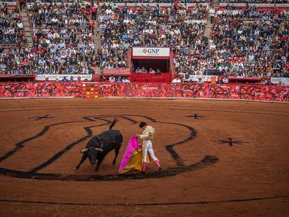 Corrida de toros en la Monumental de México en diciembre de 2021.