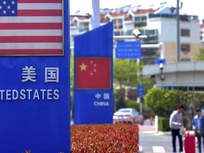 Banderas de China y EE UU en la zona franca de Qingdao.