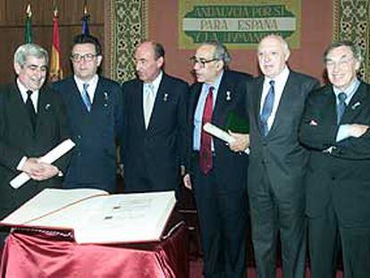 De izquierda a derecha, Gabriel Cisneros, Miguel Herrero, Miquel Roca, Gregorio Peces-Barba, José Pedro Pérez Llorca y Jordi Solé Tura.