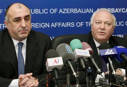 Moratinos (derecha), junto a su homólogo azerí, Elmar Mammadiyarov, durante su rueda de prensa conjunta que han ofrecido en Bakú.