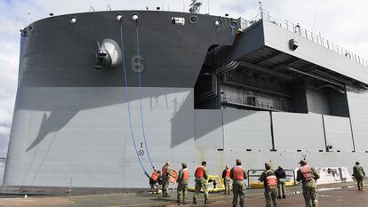 Marinos atracan el USS John L. Canley en la Base Naval Aérea Norte, de Coronado, California, a principios de febrero.