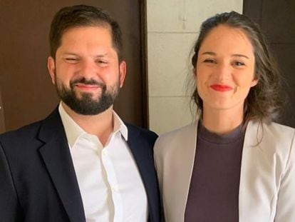 Gabriel Boric e Irina Karamanos. en una imagen compartida en las redes sociales del presidente electo de Chile.