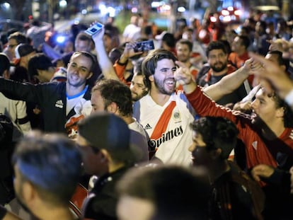 Hinchas de River Plate esperan la llegada de los jugadores al hotel de Lima donde esperarán el partido ante Flamengo.