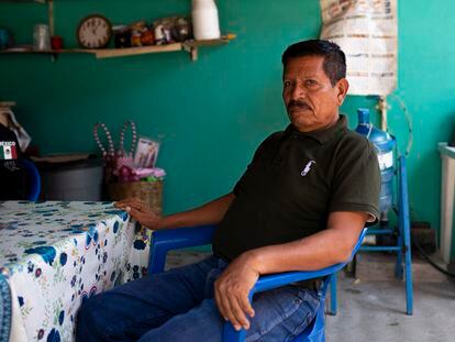 Abraham Salazar Ángel, el alcalde reinstaurado en Xoxocotla, posa para un retrato durante una entrevista con EL PAÍS, en mayo del 2022.