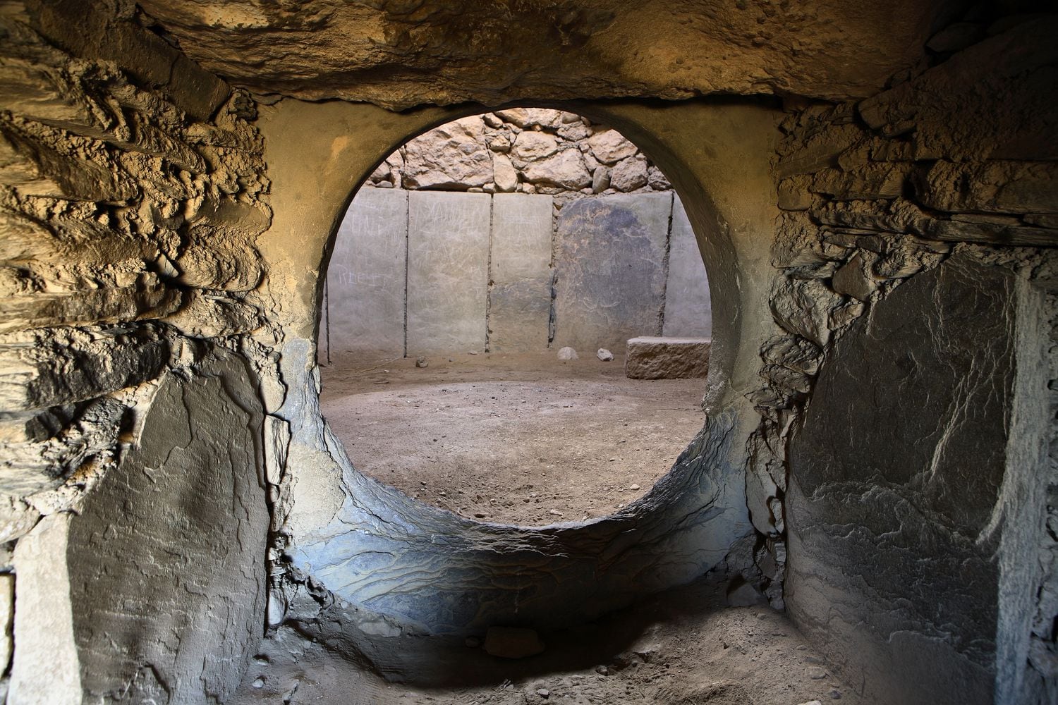 Cámara funeraria interior de la sepultura 1 de Los Millares vista desde el corredor de acceso.