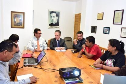 Roberto Campa, del Gobierno mexicano, en una reuni&oacute;n con familiares de los 43.