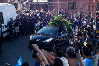El coche fúnebre en las inmediaciones del velatorio al futbolista Diego Armando Maradona, en la Casa Rosada, Buenos Aires (Argentina), a 26 de noviembre de 2020.
