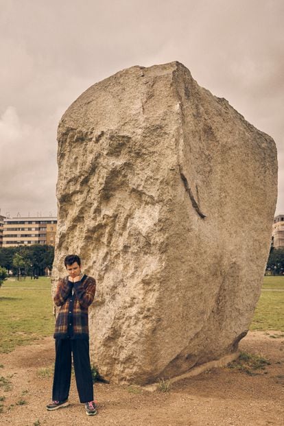 Asa Butterfield posa para ICON ante una roca gigante que, aun así, no le empequeñece. Viste Etro.