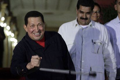Chávez camina gracias a una muleta en Caracas, días antes de ser operado.