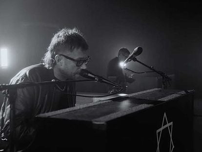 El cantante Damon Albarn, en el vídeo de 'Polaris'.