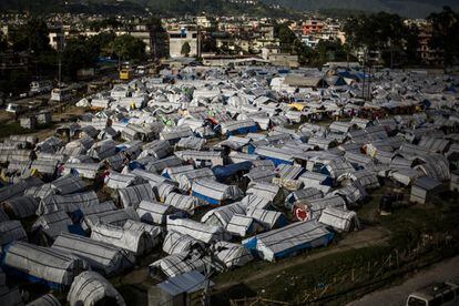 Vista del campamento de refugiados de la calle Tusal donde residen unas 7.000 personas venidas de diferentes ciudades tras perder sus casasen el terremoto del 25 de abril. El campamento está al Este de la ciudad de Katmandú, y es uno de los más importantes de la capital nepalí.