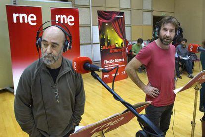 Álex Angulo y Antonio de la Torre ensayan la versión radiofónica de 'Blade Runner'.