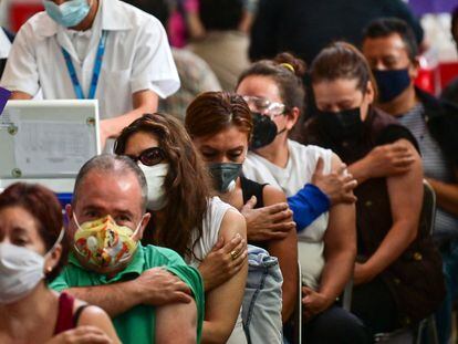 Una fila de personas tras ser vacunada contra la covid-19, en Ciudad de México.