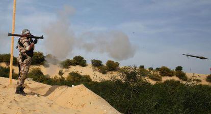 Un miliciano palestino dispara un cohete en un entrenamiento en Gaza.