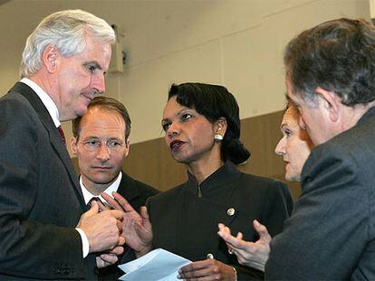 Condoleezza Rice conversa con Michel Barnier, ministro francés de Exteriores (izquierda), ayer en Vilna.