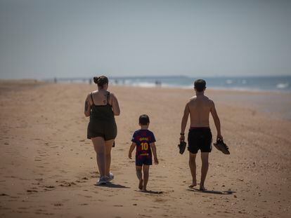 Una familia pasea por la playa de Punta Umbría (Huelva), el pasado jueves.