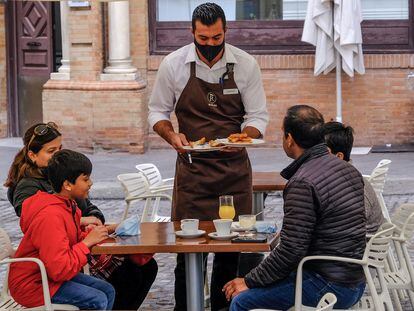 Un camarero sirve el desayuno en una terraza de Sevilla, el pasado 4 de enero.
